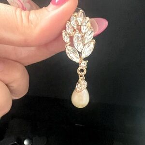 Gorgeous crystal wedding dangle earrings with faux pearl